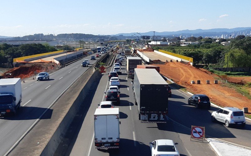 Obras e fluxo intenso contribuem para congestionamento na BR-116, na tarde desta segunda-feira (28)