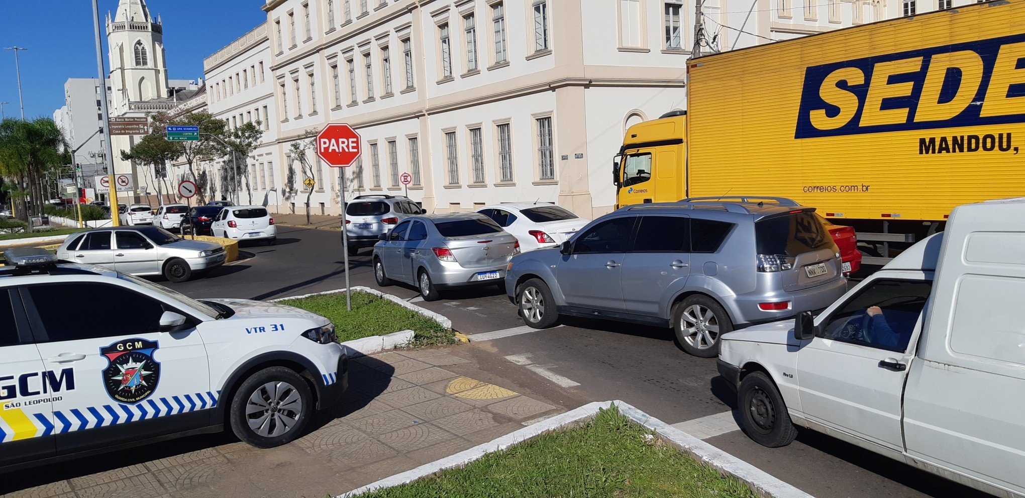 Obras da implantaÃ§Ã£o da terceira faixa na BR-116 em SÃ£o Leopoldo - congestionamento dentro da cidade