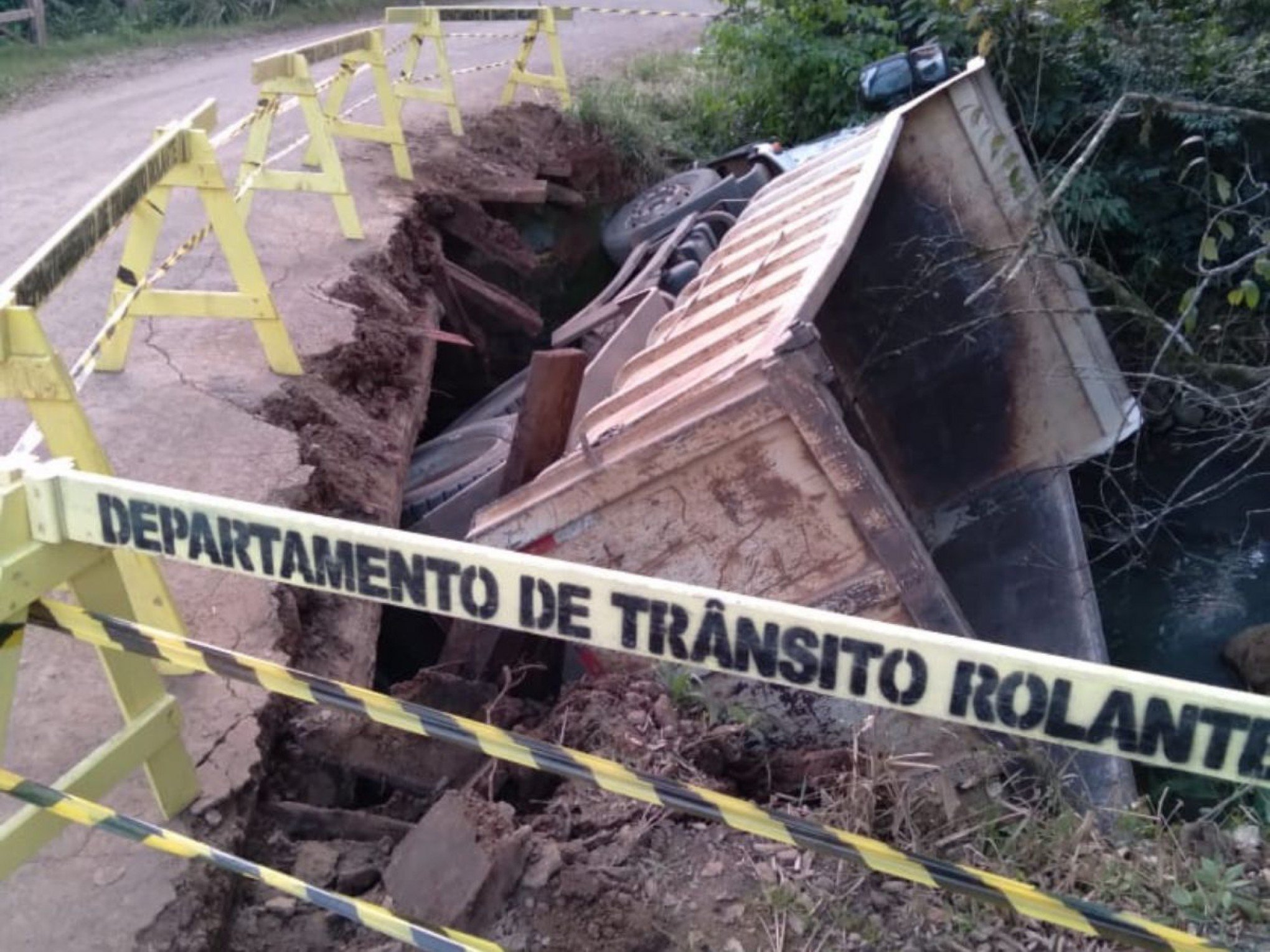 ACIDENTE DE TRÂNSITO: Motorista tem mal súbito e tomba caminhão da prefeitura