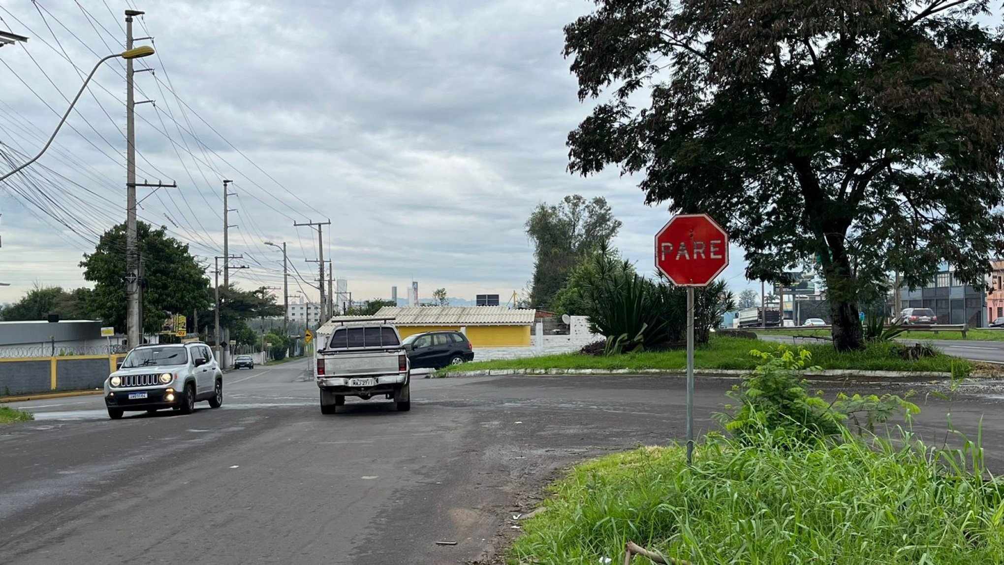 "Vai quem acelerar primeiro": Moradores reclamam de trecho caótico no entroncamento da BR-116 com a Rua São Leopoldo
