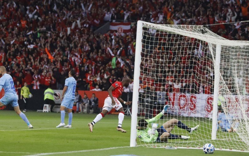 Enner Valencia sai para comemorar o primeiro gol | Jornal NH
