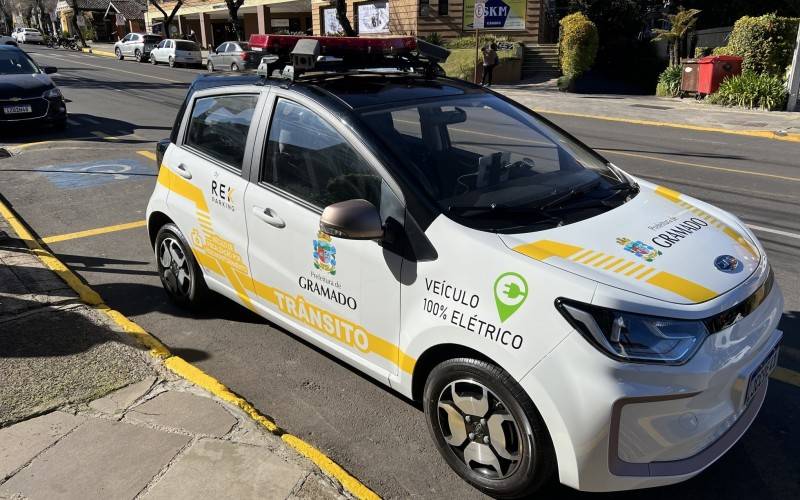 Secretaria de Trânsito de Gramado recebe carro elétrico para monitoramento 