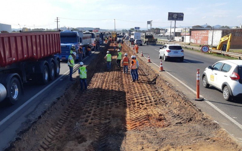 Obras para implantação de terceira faixa no canteiro central da BR-116  começaram no dia 29 de agosto