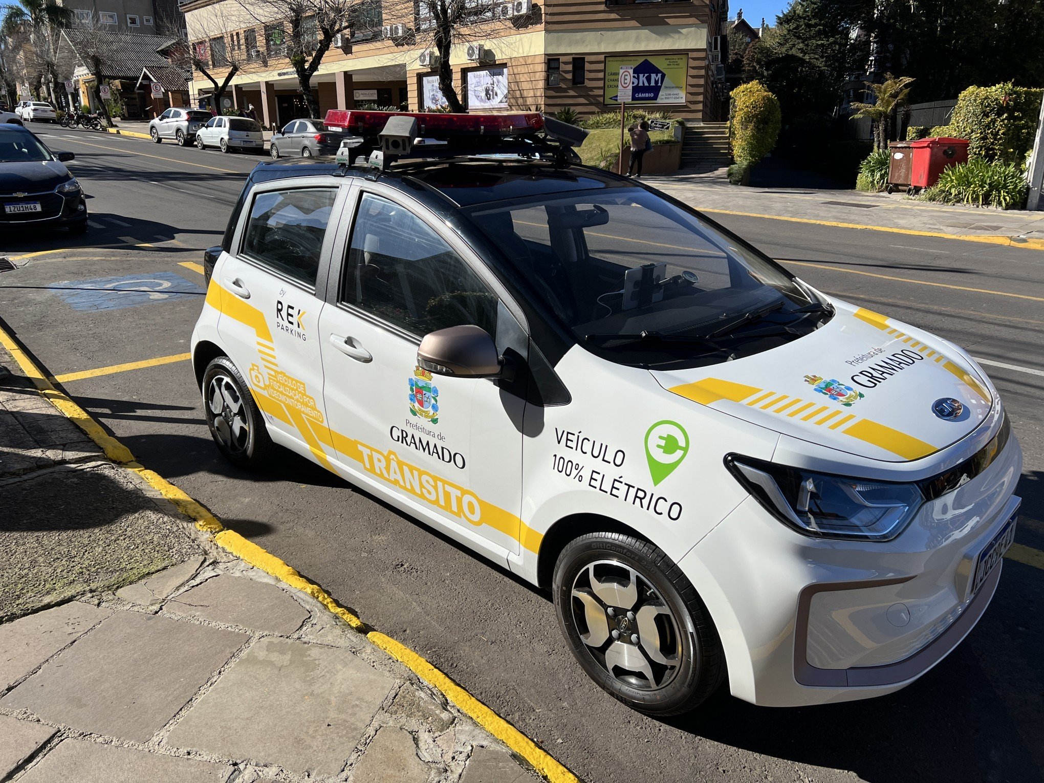 Gramado recebe carro elétrico para fiscalização de trânsito