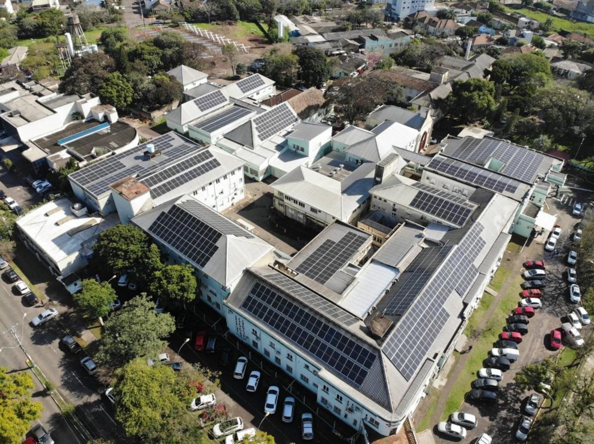 Hospital Centenário recebe mais de mil placas fotovoltaicas para geração de energia