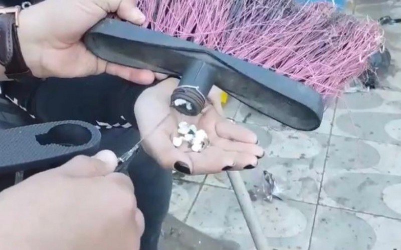 VÍDEO: Cocaína é encontrada dentro de vassoura durante operação que prendeu dupla em Canoas