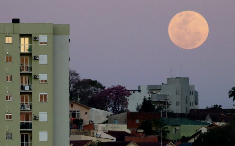 Superlua azul ilumina o cÃ©u nesta quarta-feira, 30 de agosto de 2023