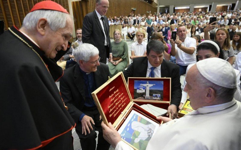 Papa recebeu presentes durante bÃªnÃ§Ã£o de fragmento do Cristo Protetor