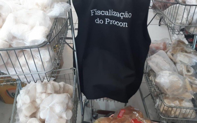 Fiscalização em mercado constatou tipos de carnes congeladas embaladas sem a informação de procedência