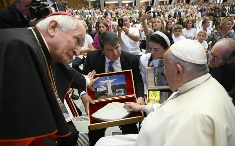 Papa Francisco abenÃ§oa fragmento do Cristo Protetor de Encantado