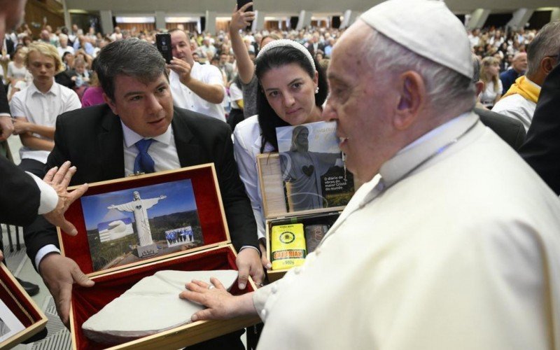 Papa Francisco abenÃ§oa fragmento do Cristo Protetor de Encantado