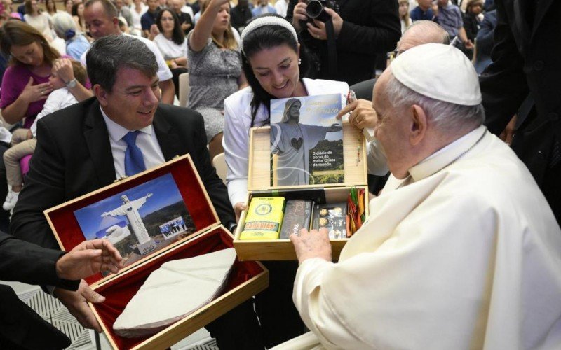 Papa Francisco abenÃ§oa fragmento do Cristo Protetor de Encantado