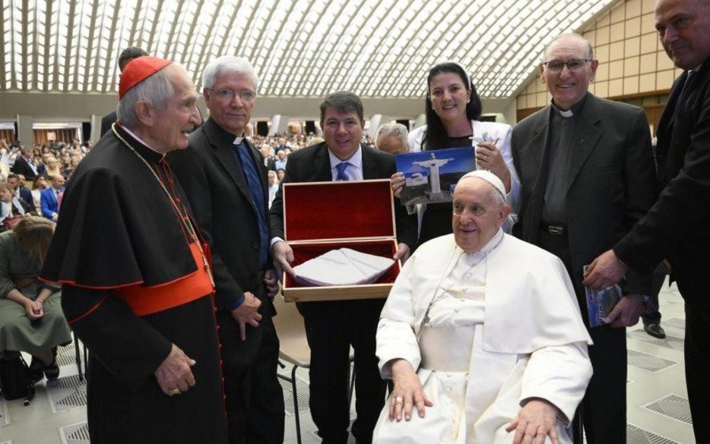 Papa Francisco abenÃ§oa fragmento do Cristo Protetor de Encantado