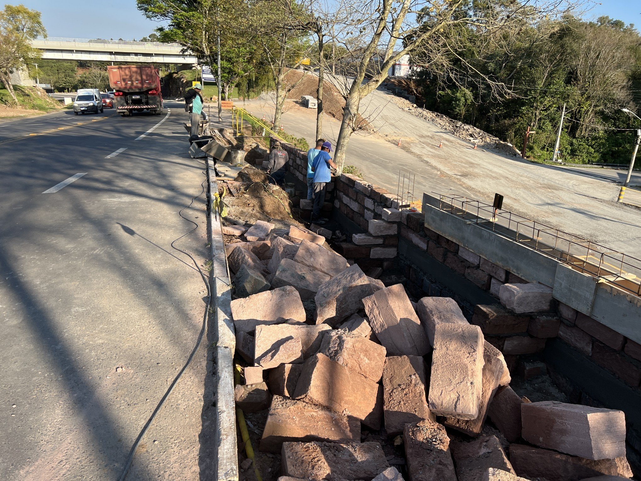 Segundo trecho de calçamento na RS-115 tem revitalização iniciada em Gramado