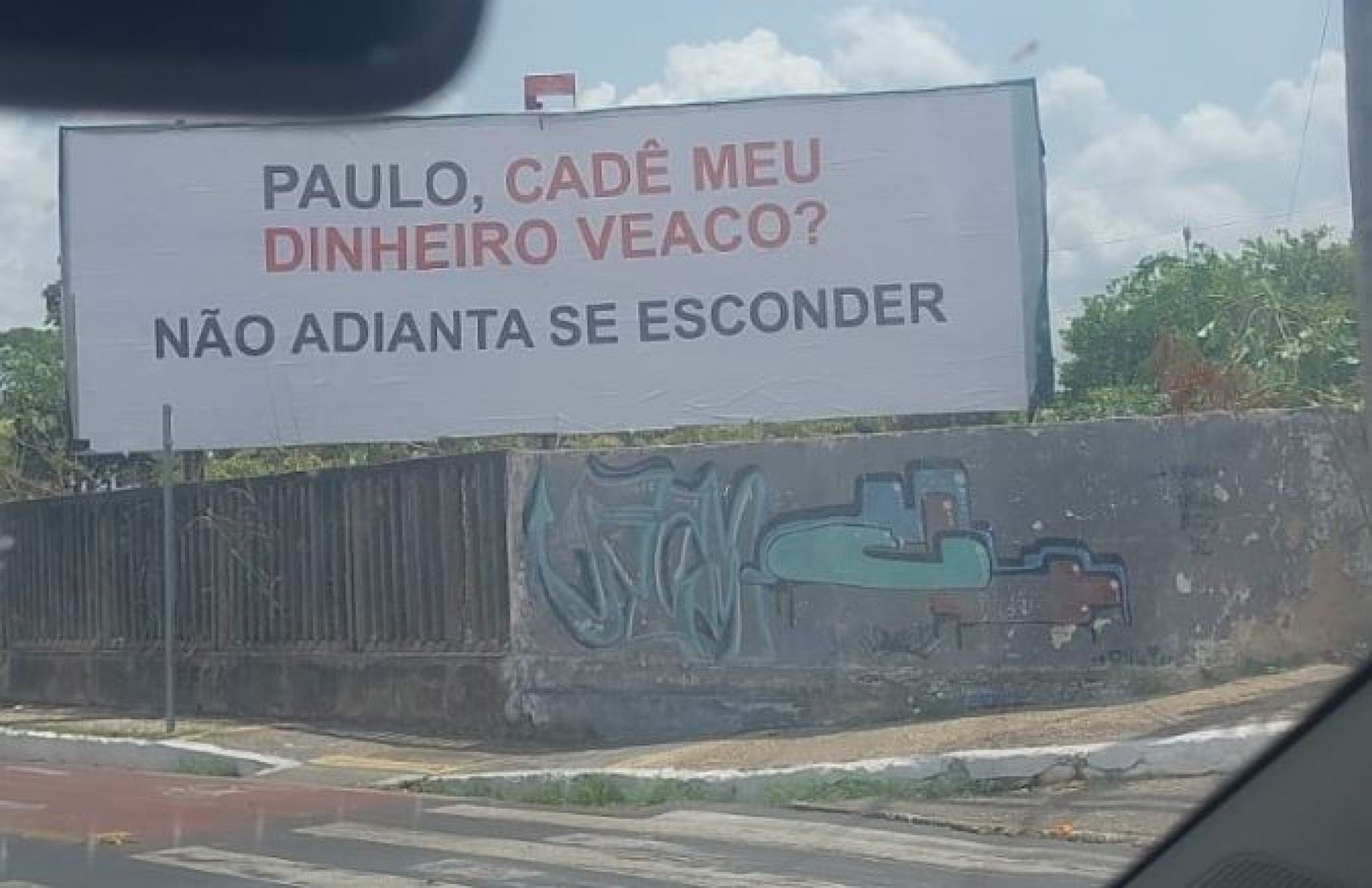 PAULO, CADÊ MEU DINHEIRO? Credor espalha outdoors pela cidade cobrando dívida e avisa que "não adianta se esconder"; veja vídeo
