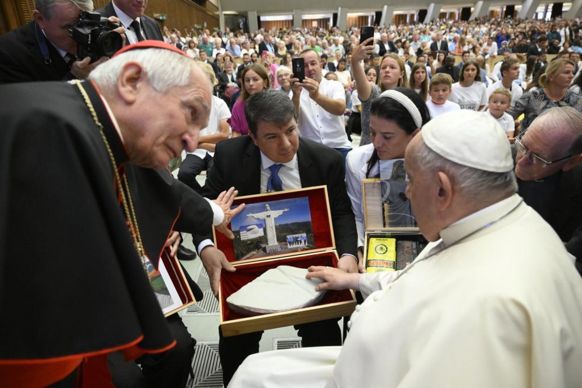 Papa Francisco abençoa fragmento da estátua do Cristo Protetor de Encantado