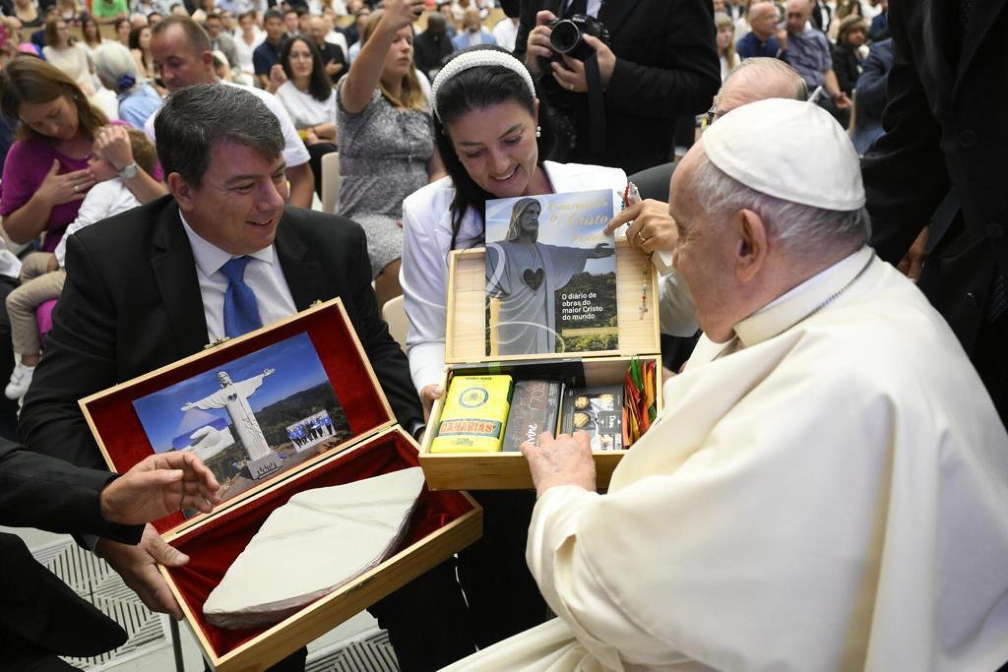 Saiba o que tem nas caixas entregues ao Papa Francisco durante bênção de fragmento do Cristo Protetor de Encantado