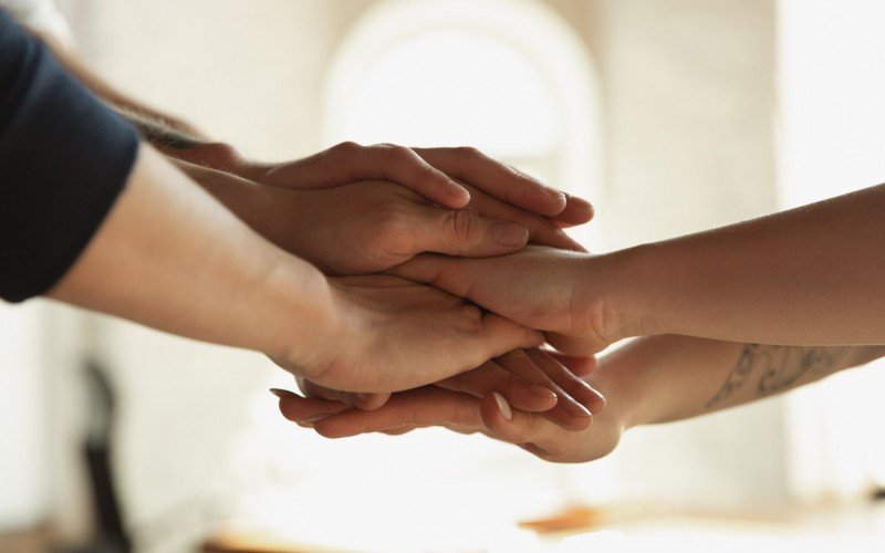 Trisal tem a união estável reconhecida em Novo Hamburgo e filho poderá ter registro multiparental | Jornal NH