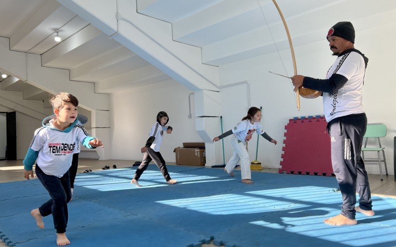 Aulas de capoeira são realizadas na Vila Olímpica, em Gramado