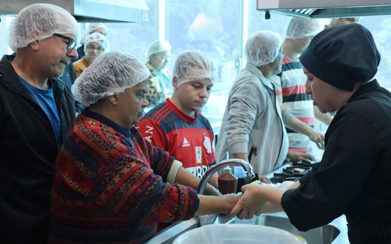 Curso gratuito de confeitaria e panificaÃ§Ã£o jÃ¡ ensinou tÃ©cnicas de gastronomia a mais de 300 pessoas
