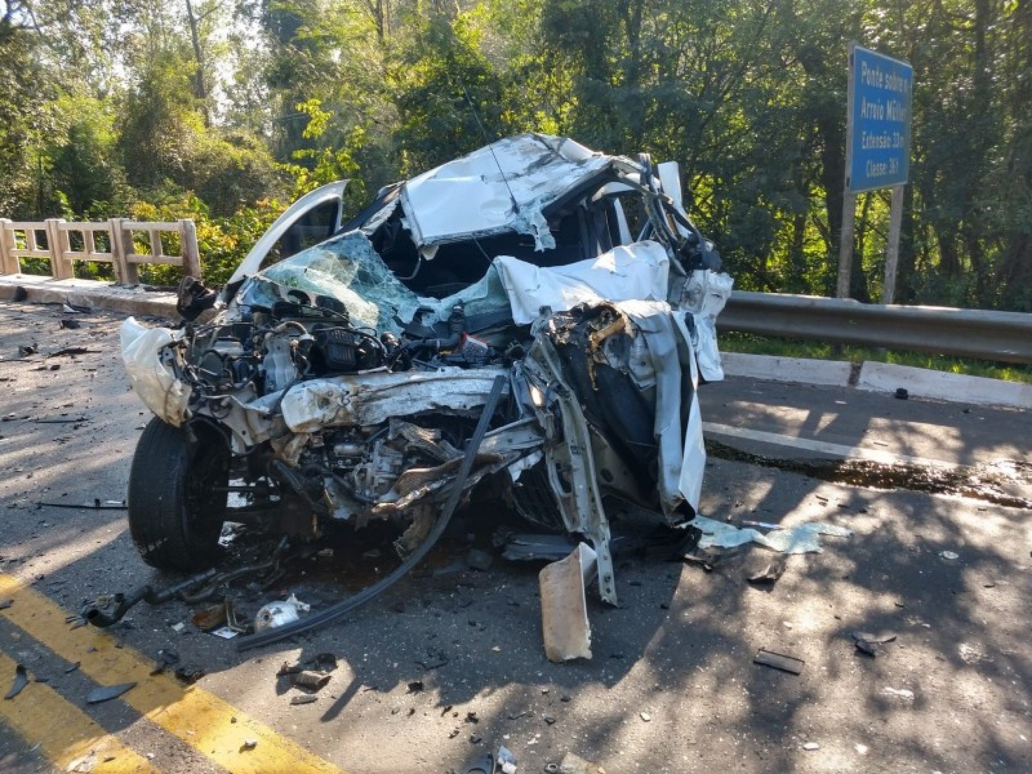 Frente do carro ficou destruída em acidente com morte na RS-115