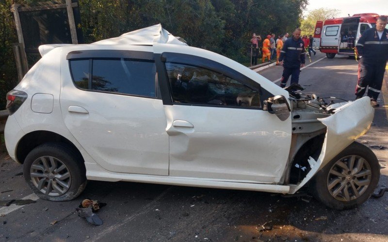 Frente do carro ficou destruÃ­da em acidente com morte na RS-115