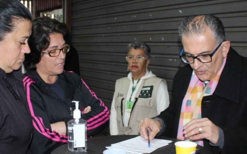 Prefeito Jairo Jorge atendeu a comunidade no início da manhã desta quinta-feira (31)