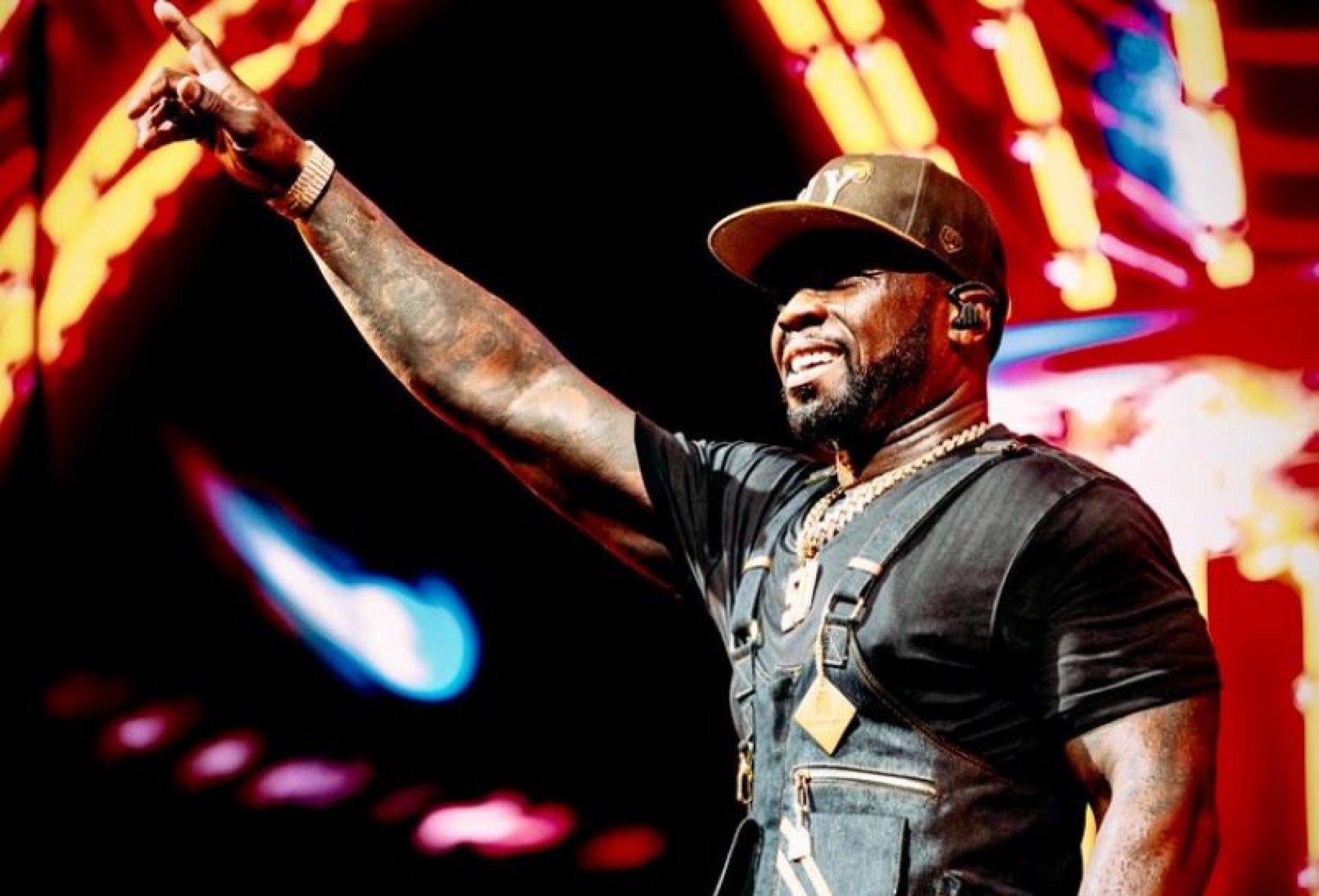 Vídeo: 50 Cent arremessa microfone e acerta apresentadora