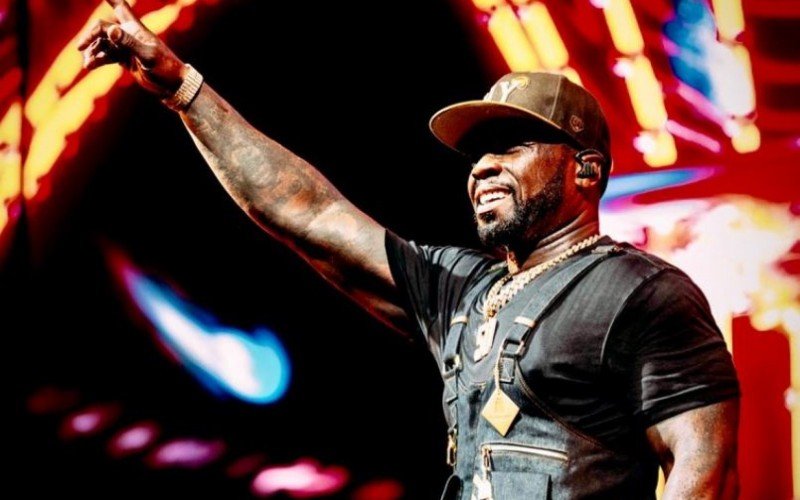 50 Cent arremessa microfone em show e acerta em apresentadora | Jornal NH