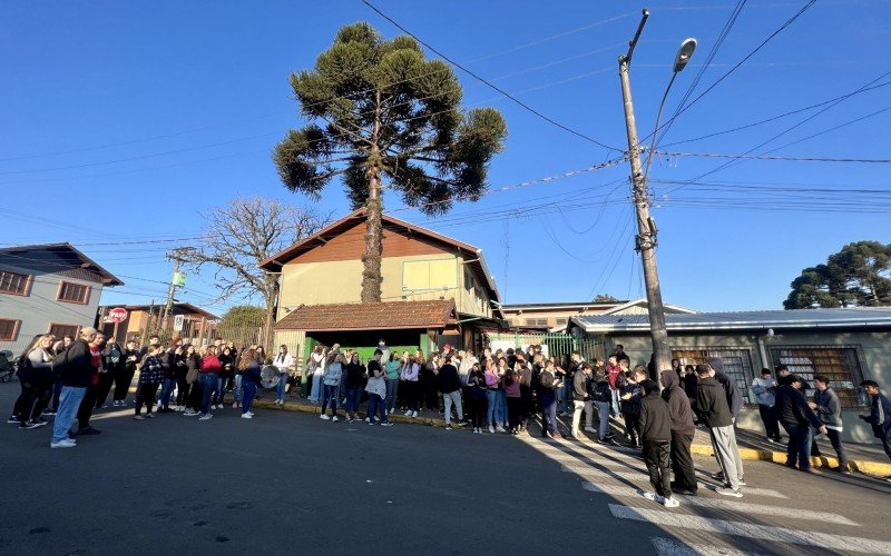 Alunos da Ramos Pacheco fazem protesto apÃ³s risco da escola ficar sem diretora