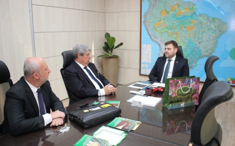 Reunião entre prefeito de Gramado e Ministério da Agricultura, em Brasília