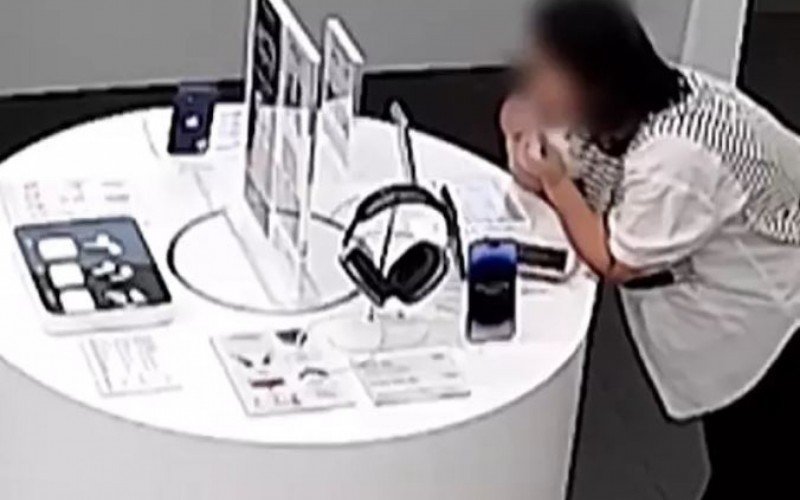 Mulher é flagrada roendo cabo de segurança de iPhone na China | Jornal NH