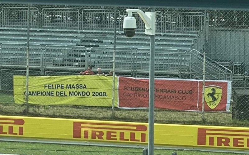 "Felipe Massa, campeão do mundo 2008", diz a faixa assinado pelo Ferrari Club Caprino Bergamasco, fã-clube da Ferrari na Itália | Jornal NH