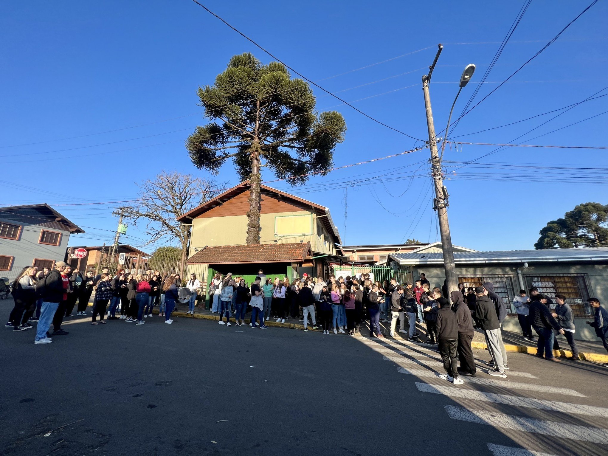 VÍDEO: Alunos da Ramos Pacheco fazem protesto após risco da escola ficar sem diretora