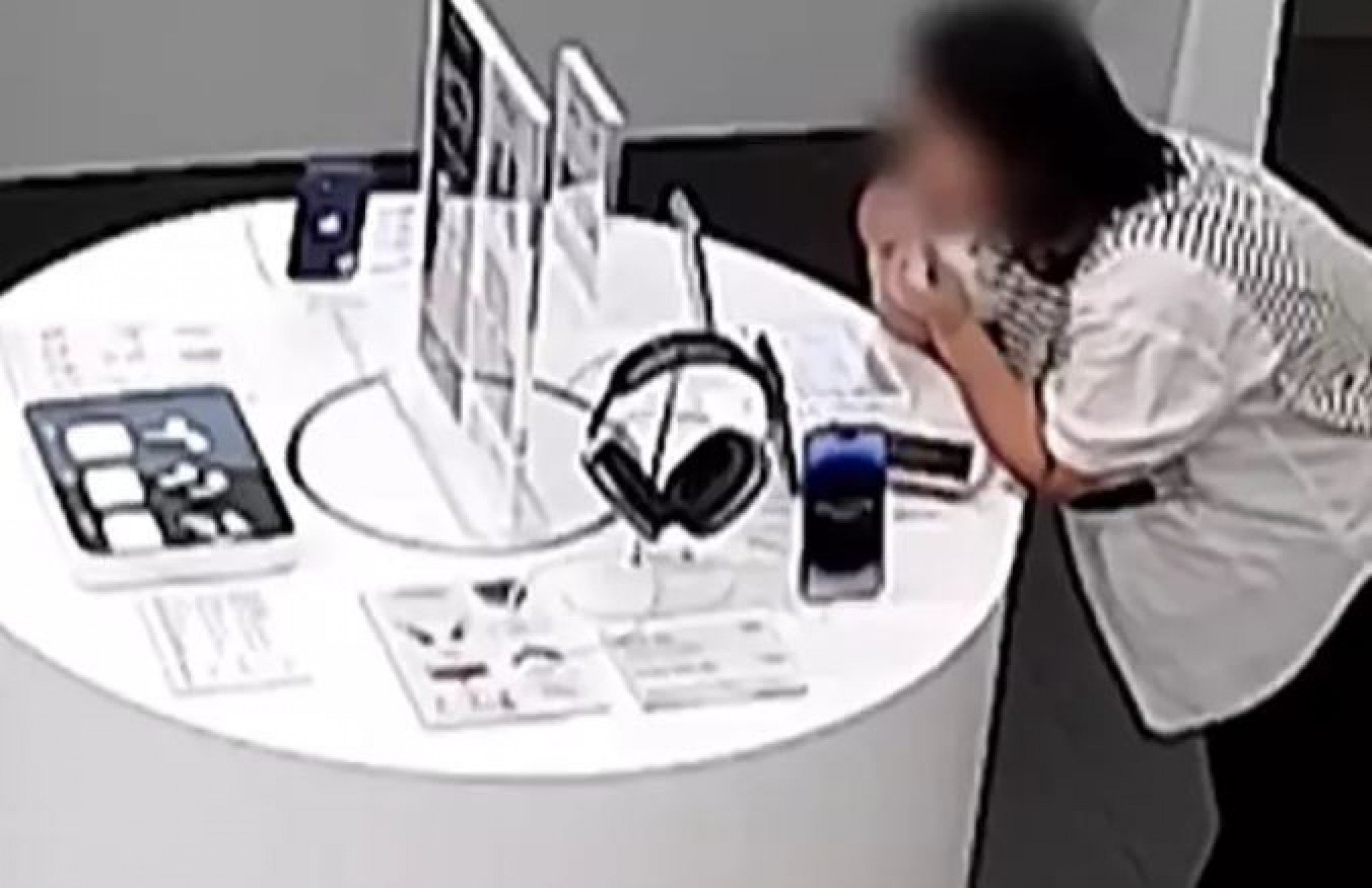 Vídeo: Mulher rói cabo de segurança que prendia iPhone no balcão e furta aparelho