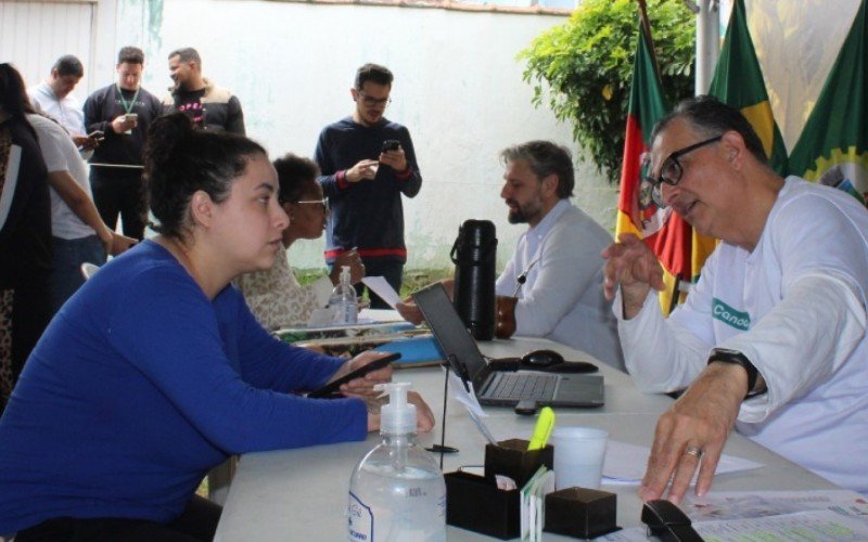 Prefeito Jairo Jorge e  secretário Felipe Martini (ao fundo) atenderam neste sábado (2)