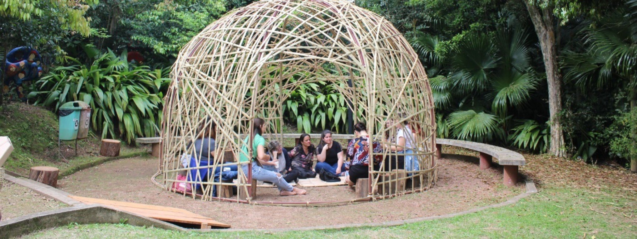 Artistas levam oca e universo mágico das águas brasileiras até o Parque dos Rosa em Canoas