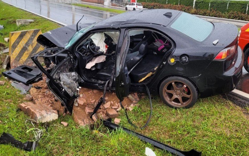 Jovem Ã© resgatado por bombeiros apÃ³s carro colidir em mureta na RS-239