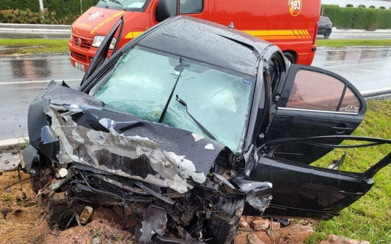 Jovem Ã© resgatado por bombeiros apÃ³s carro colidir em mureta na RS-239