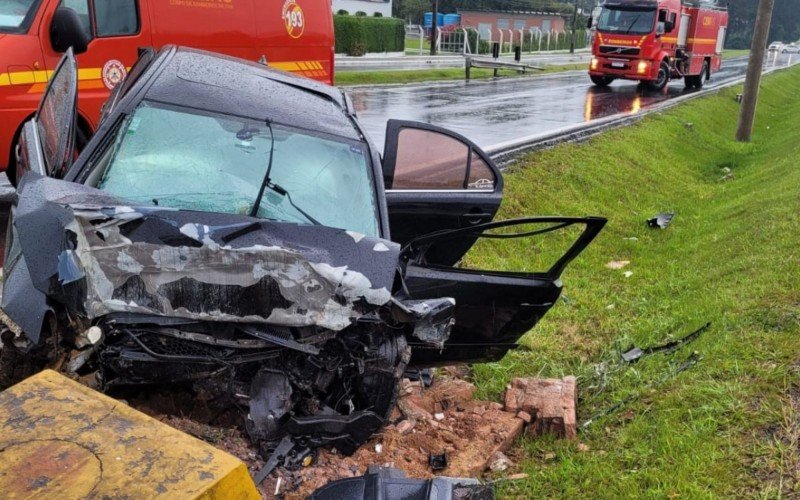 Jovem Ã© resgatado por bombeiros apÃ³s carro colidir em mureta na RS-239