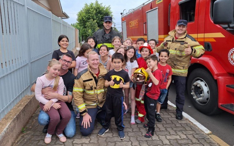  Bombeiros no aniversário de Johnny | Jornal NH