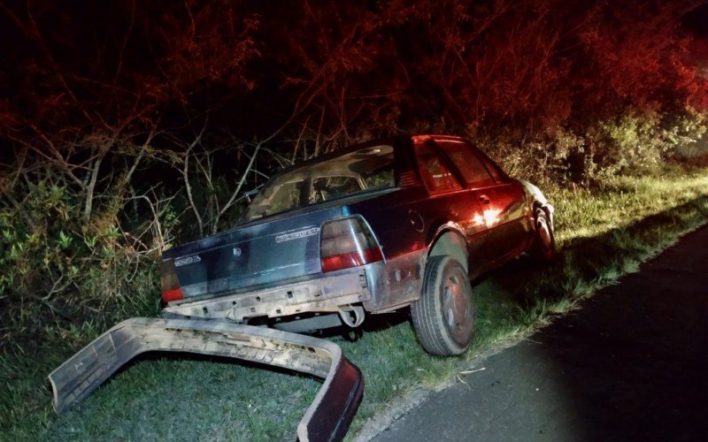 Monza usado pelo agressor para fugir da Polícia foi abandonado às margens da rodovia | abc+