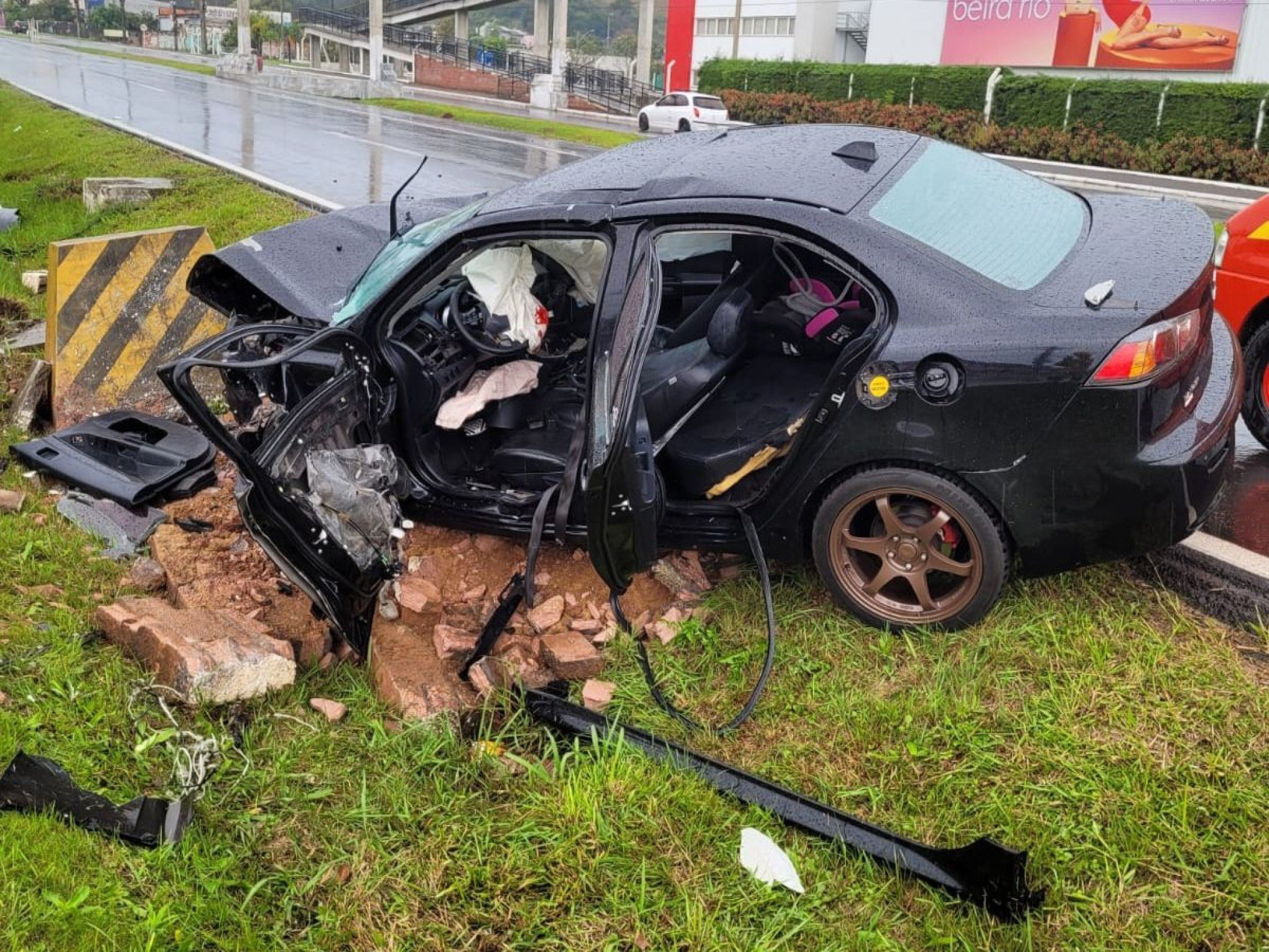 ACIDENTE DE TRÂNSITO: Jovem é resgatado por bombeiros após carro colidir em mureta na RS-239