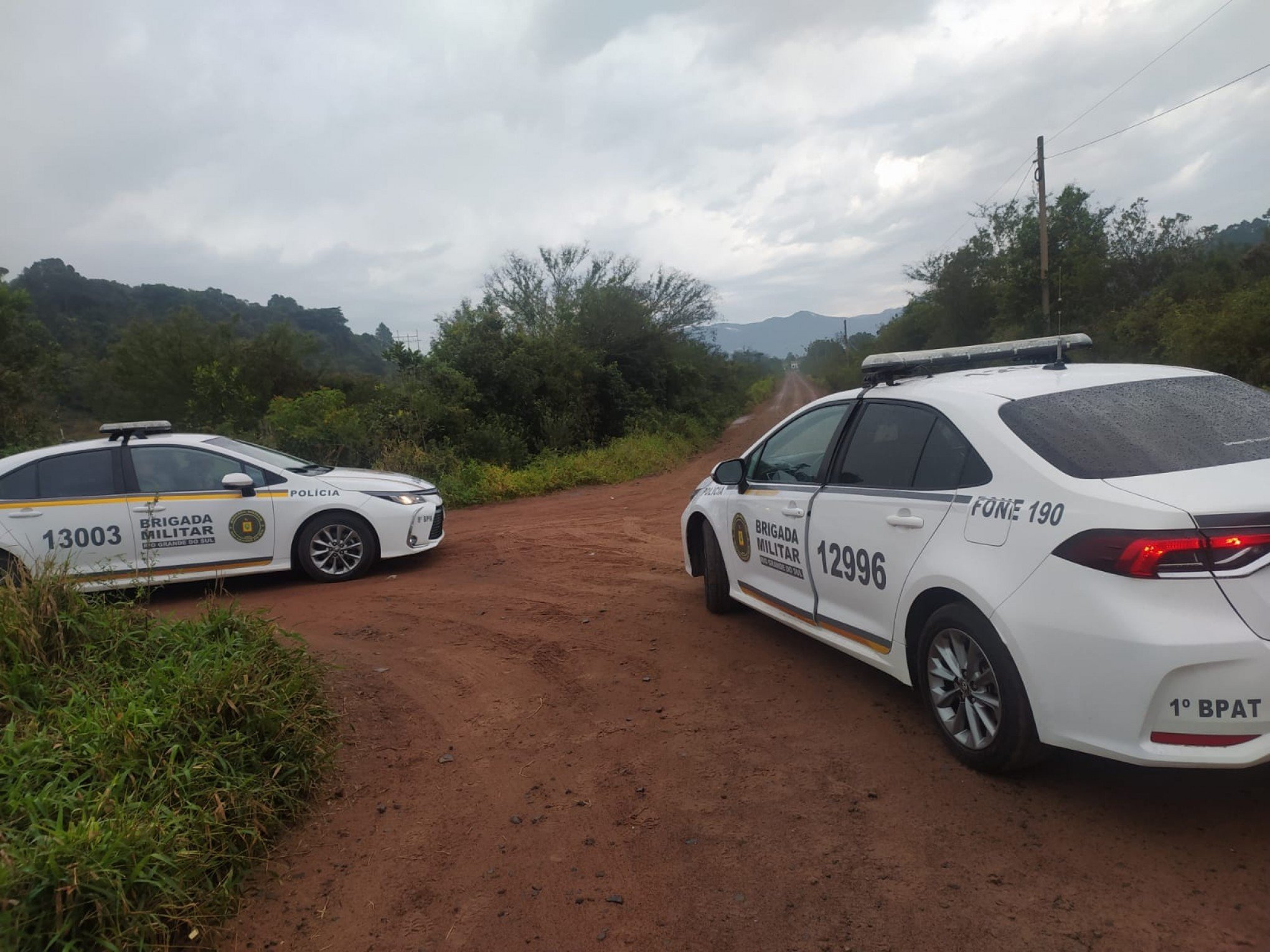 Mulher é morta a facadas em Três Coroas; autor foge, se esconde em matagal e BM monta cerco