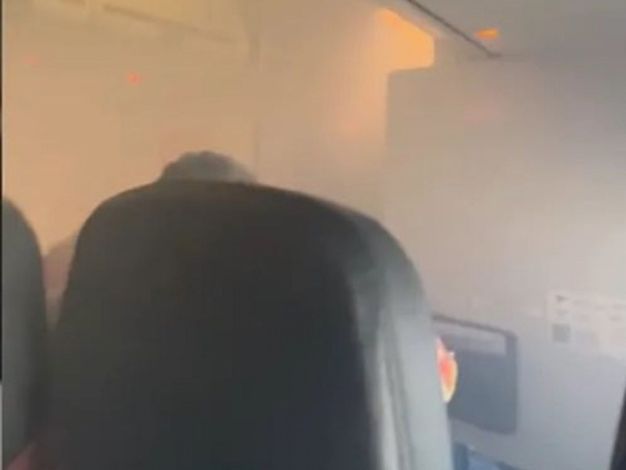 VÍDEO: Fumaça invade cabine de passageiros e obriga avião a fazer pouso de emergência