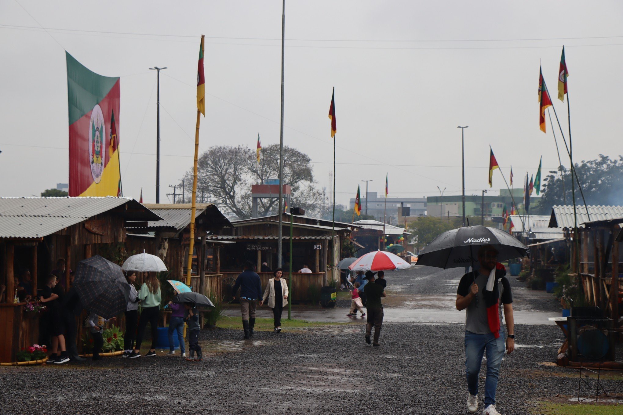 Primeiro domingo de Acampamento Farroupilha em Sapiranga é marcado pela chuva e tradição