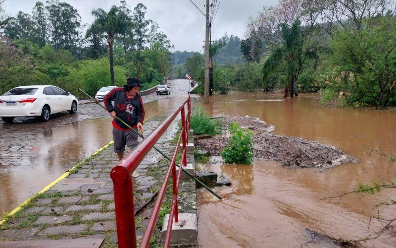 Morador tenta liberar escoamento da água em Ivoti | Jornal NH