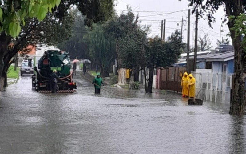 Equipes da Prefeitura de Canoas atuam com jateamento nesta segunda-feira (4)