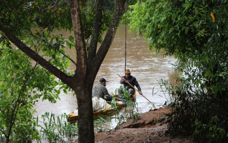 Pescadores, em Sapiranga, vÃ£o para o Rio dos Sinos mesmo com cheia