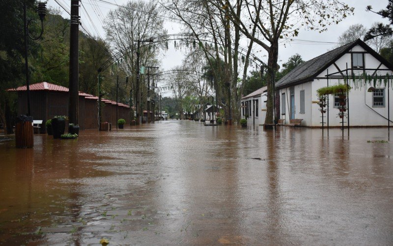Arroio Feitoria invadiu NÃºcleo de Casas Enxaimel (4/09/2023)